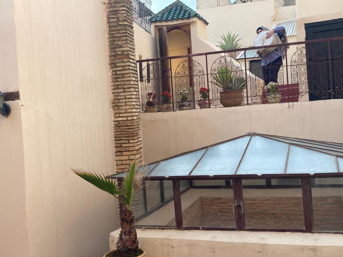 Riad Felloussia แมกเนส ภายนอก รูปภาพ