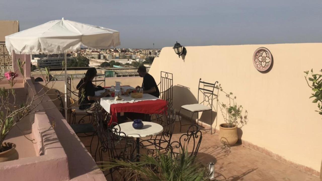 Riad Felloussia แมกเนส ภายนอก รูปภาพ