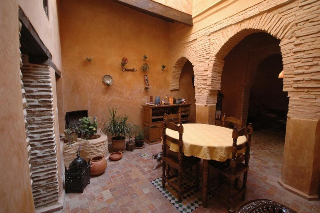 Riad Felloussia แมกเนส ภายนอก รูปภาพ