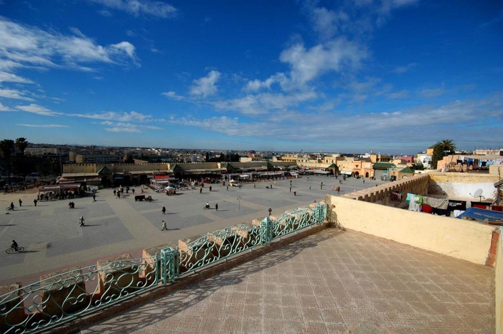 Riad Felloussia แมกเนส ภายนอก รูปภาพ
